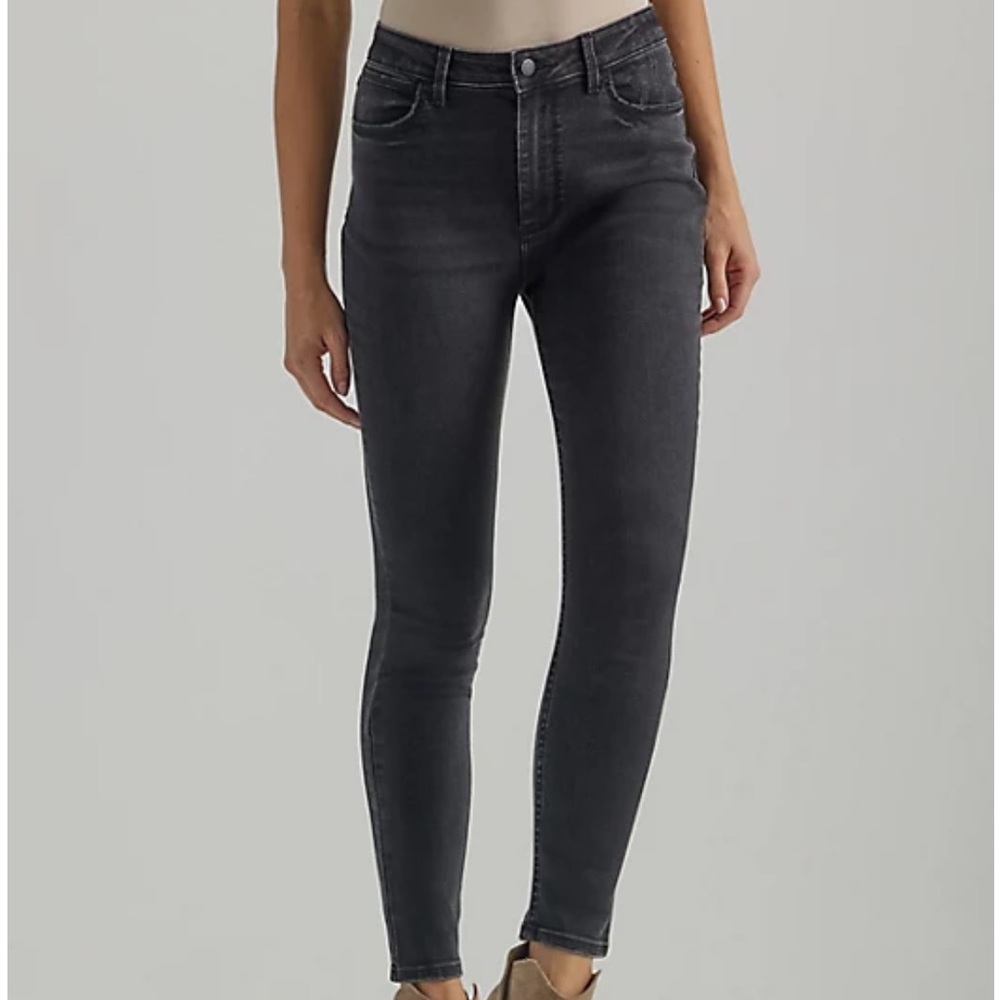 WRANGLER SKINNY STRETCH CARBON JEANS SIZE 4 NEW WITH TAGS 5 POCKET DESIGN.